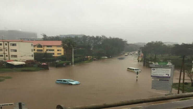Hatalmas esőzés után áll a víz Nairobi utcáin